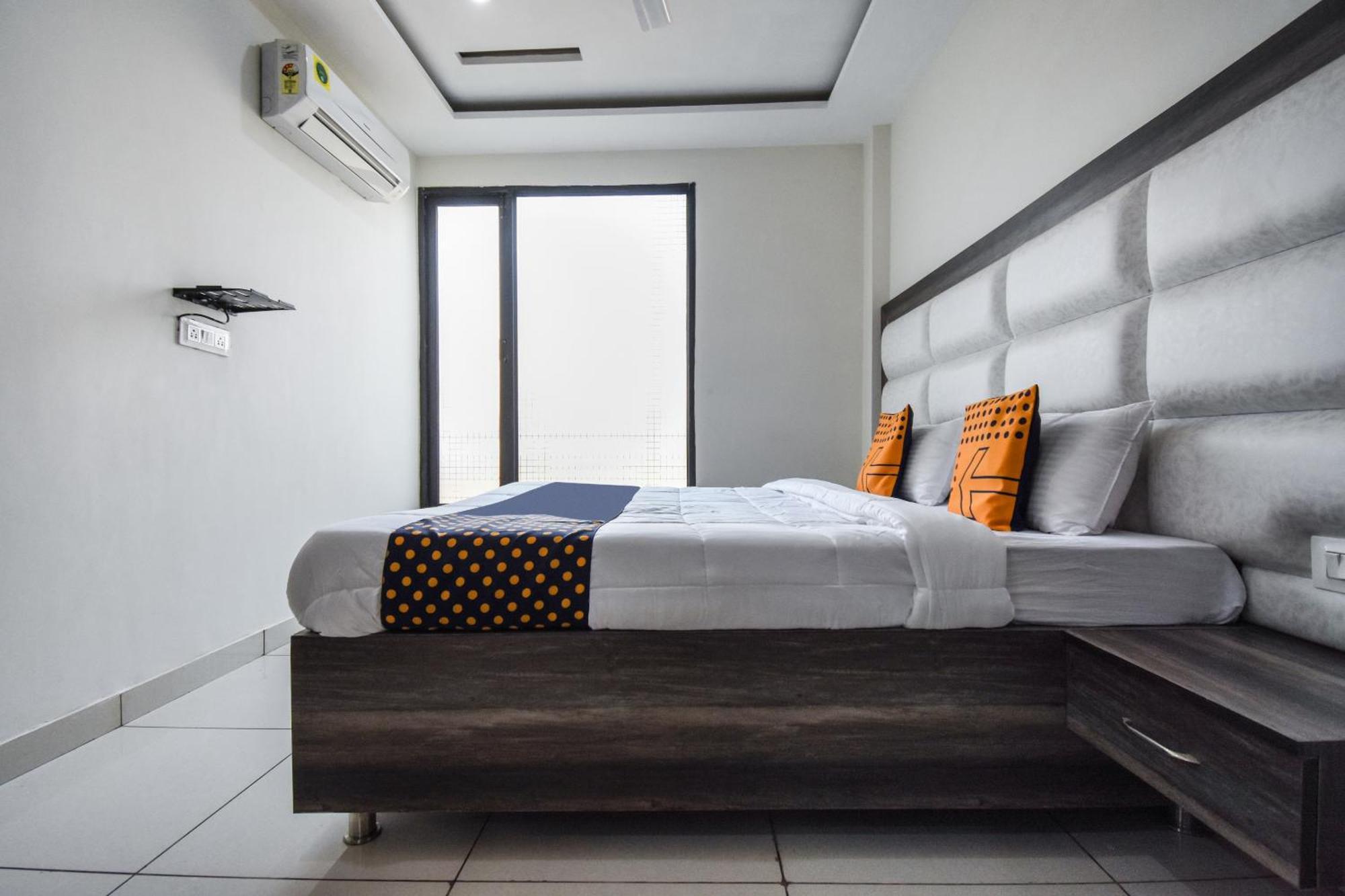 Hotel O Cosmos House Ludhiana Bagian luar foto
