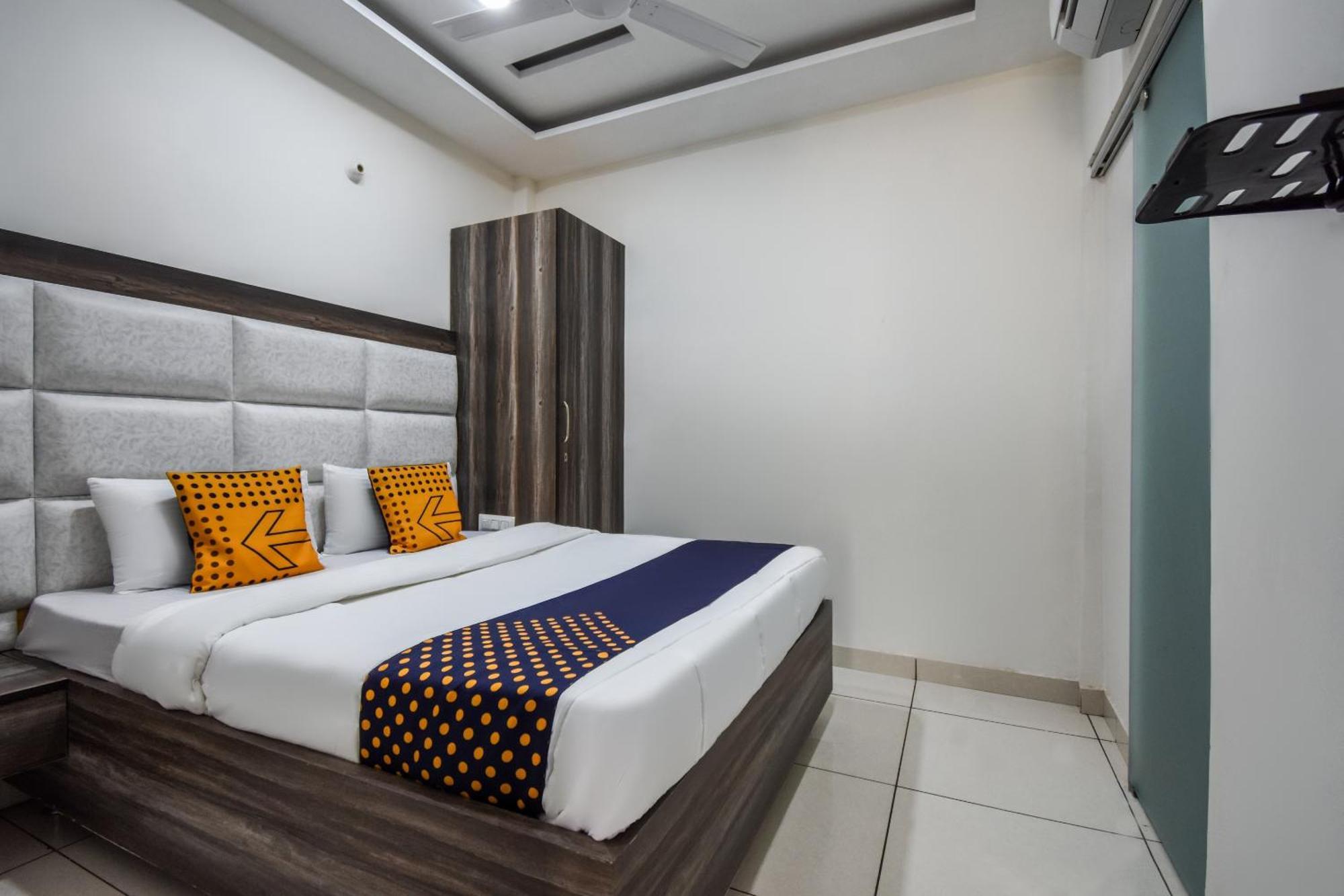 Hotel O Cosmos House Ludhiana Bagian luar foto