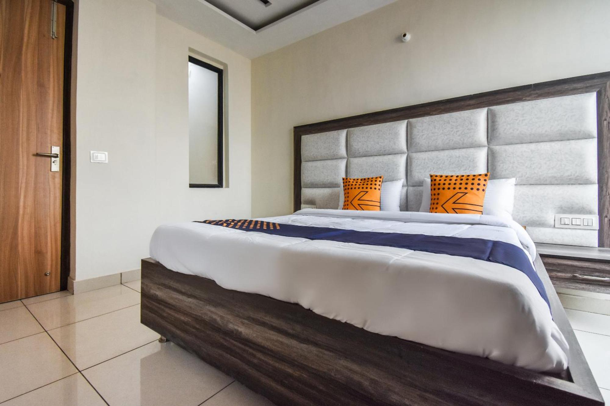 Hotel O Cosmos House Ludhiana Bagian luar foto
