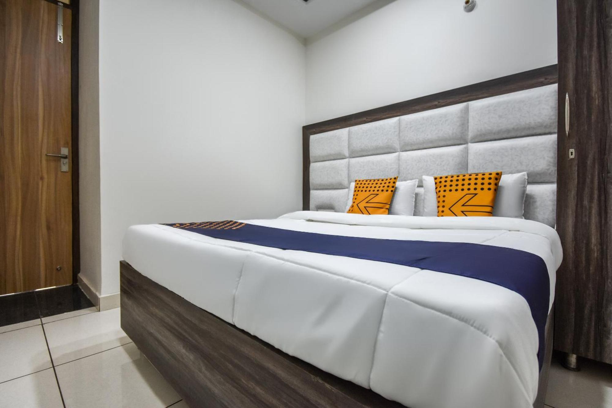 Hotel O Cosmos House Ludhiana Bagian luar foto